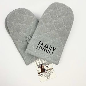 Rae Dunn FAMILY 2pk mitts